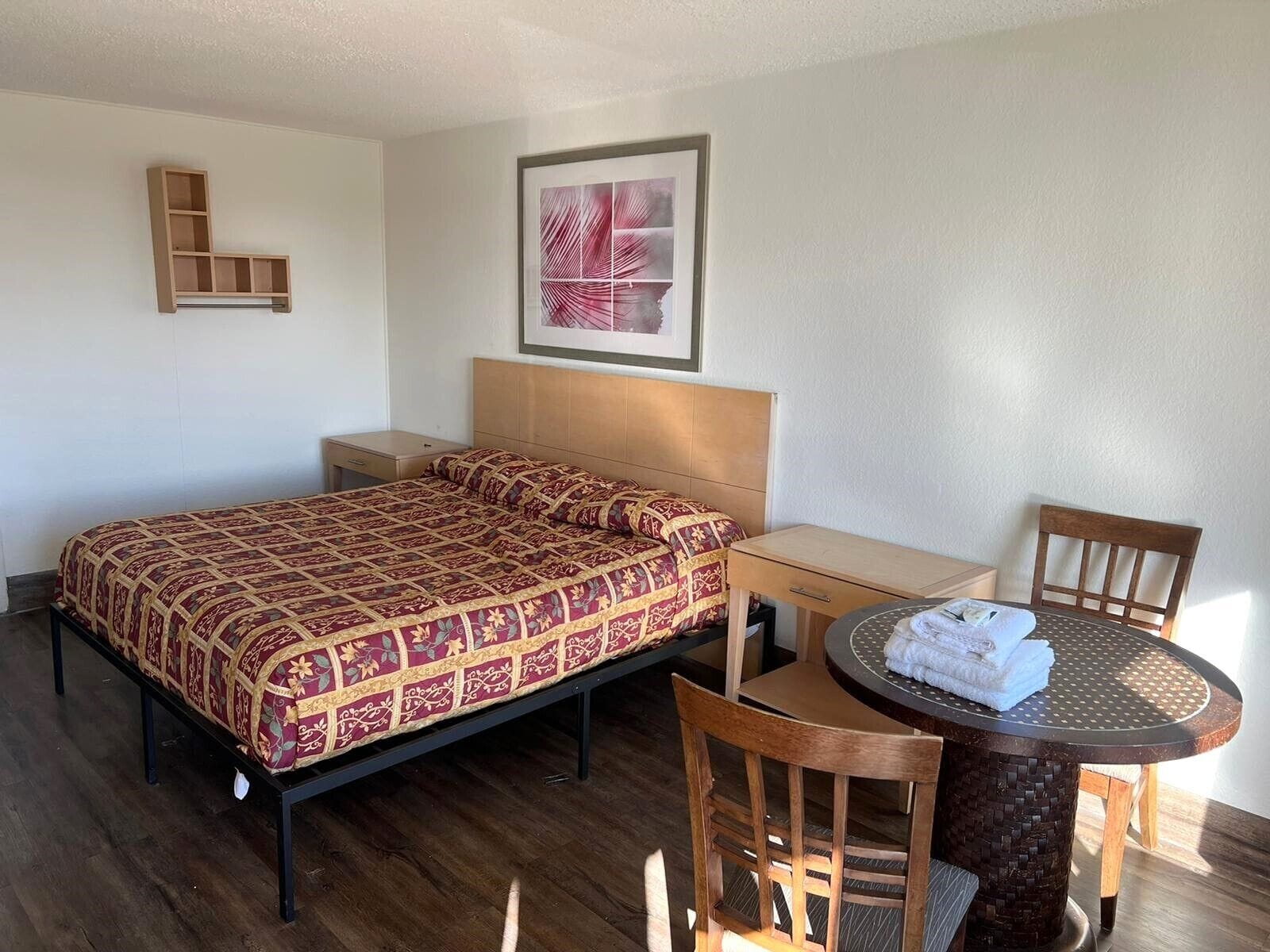 Single Room, 1 King Bed | Desk, laptop workspace, WiFi (free)