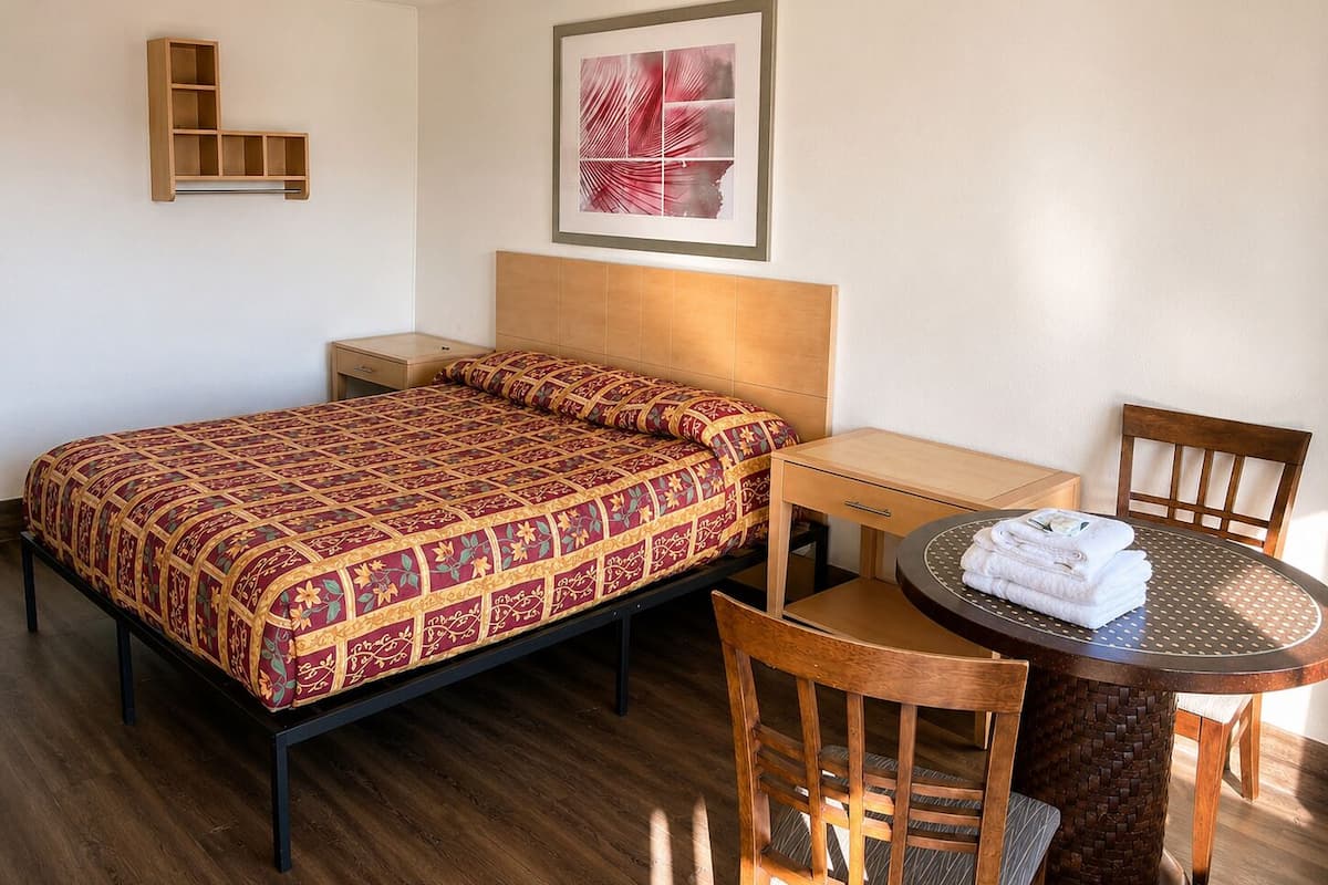 Single Room, 1 King Bed | Desk, laptop workspace, WiFi (free)