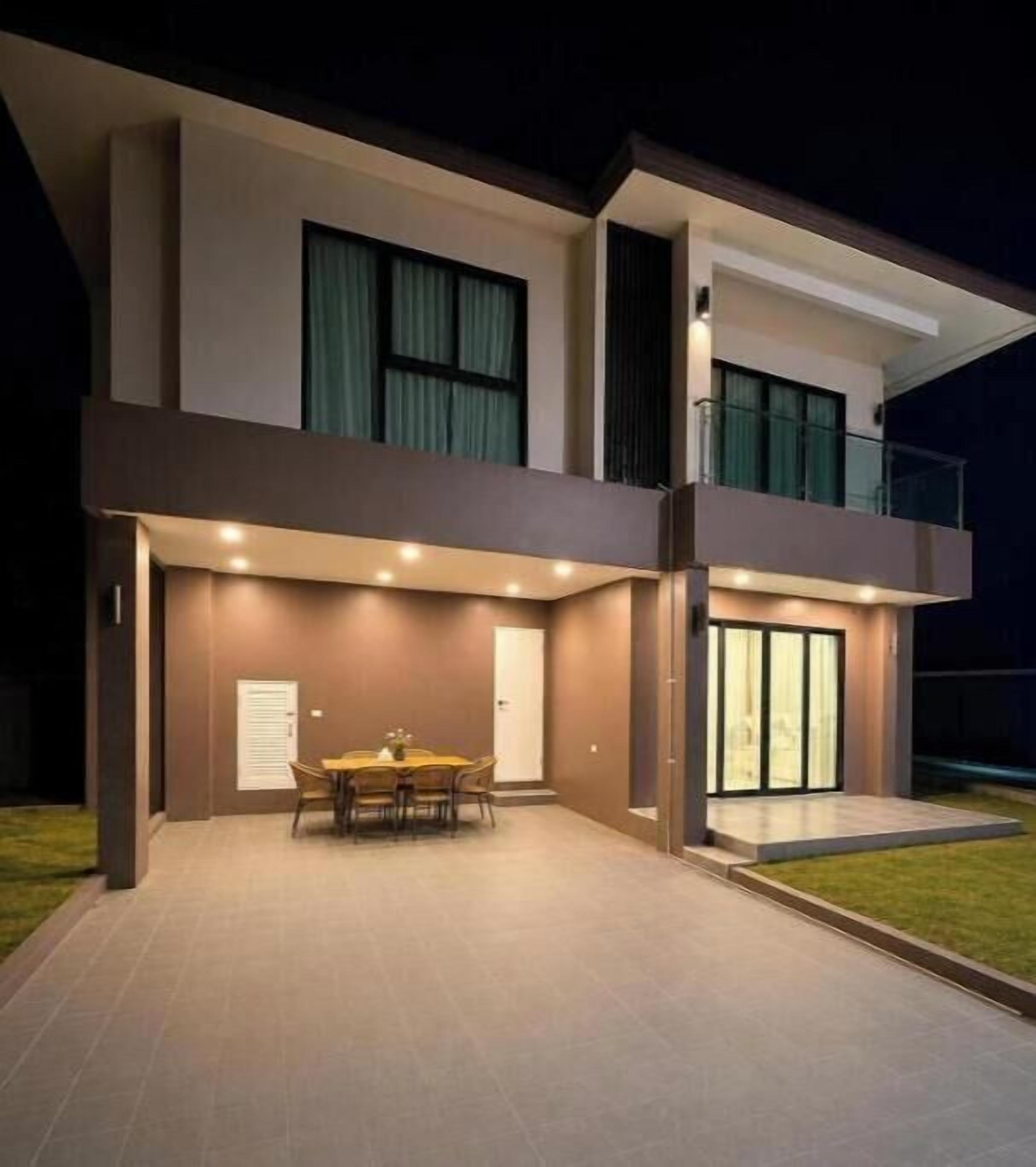 Una casa moderna de dos pisos con comedor y balcón.