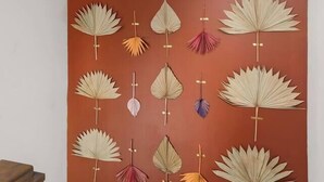 Eine Wand mit einer Ansammlung von Papierfächern, die in einem Raster angeordnet sind.