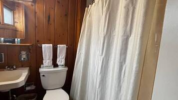 Secador de pelo, toallas, jabón y papel higiénico