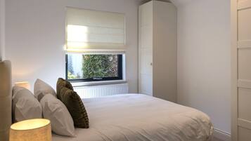 2 bedrooms, iron/ironing board, travel crib, WiFi (free)