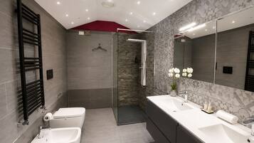 Familienstudio, Nichtraucher, eigenes Bad | Badezimmer | Dusche, Haartrockner, Handtücher, Seife