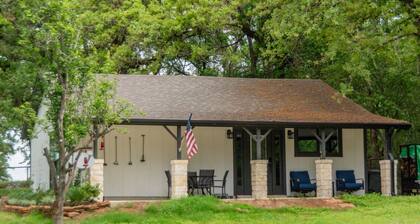 Luxury Ranch Cabin on 200 Private Acres with African Exotics Fishing /Stargazing