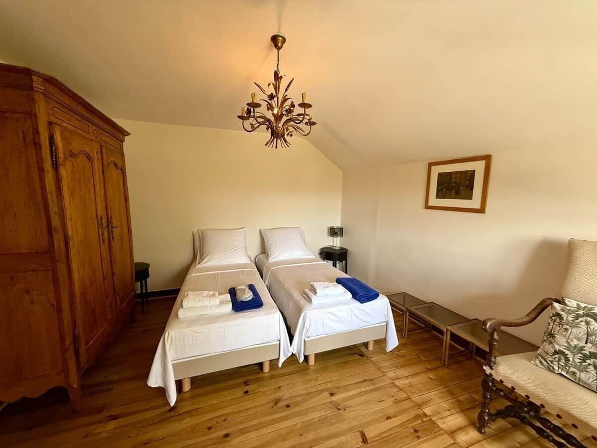 3 bedrooms, in-room safe, iron/ironing board, travel cot