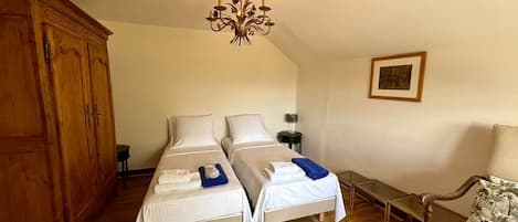 3 bedrooms, in-room safe, iron/ironing board, travel cot