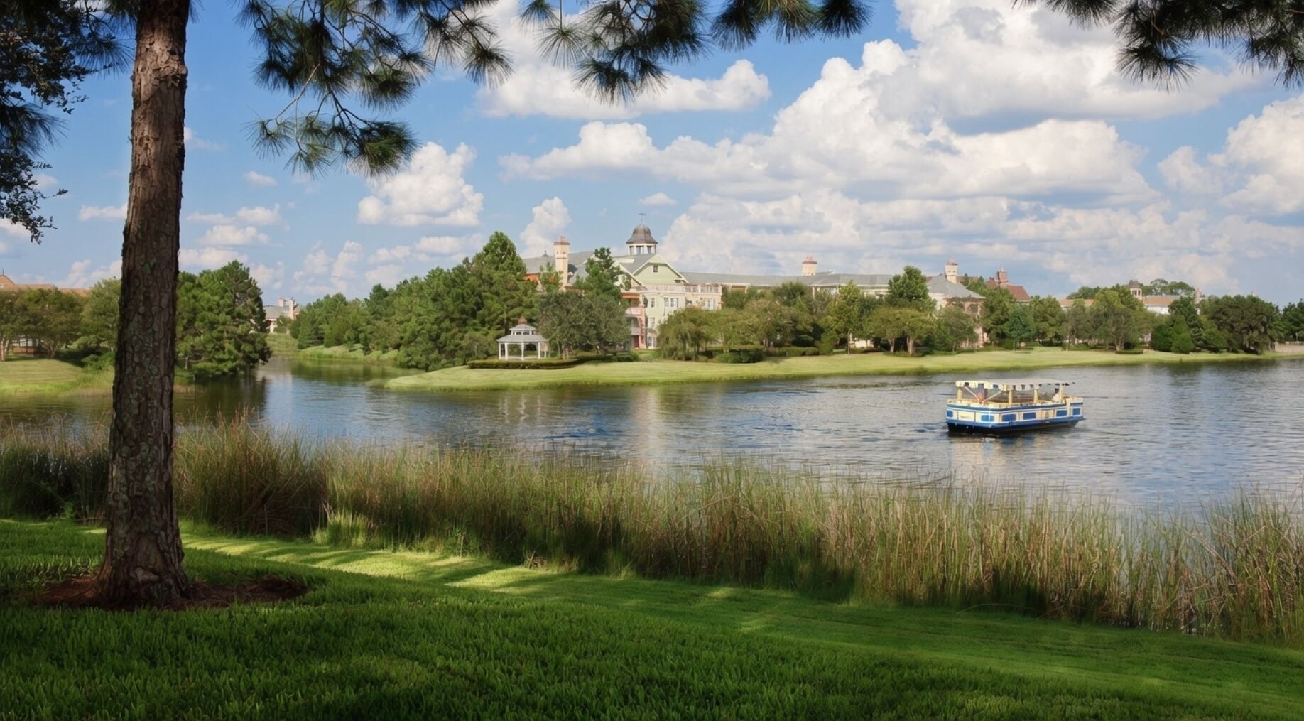 Un paysage paisible au bord d’un lac, avec un bateau, une végétation luxuriante et un grand bâtiment en arrière-plan.
