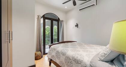 Sloth Suite #4 Walk to Beach-3BR/3BA-Pool + Fast WiFi-Vacation/Monthly Stays