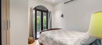 Sloth Suite #4 Walk to Beach-3BR/3BA-Pool + Fast WiFi-Vacation/Monthly Stays