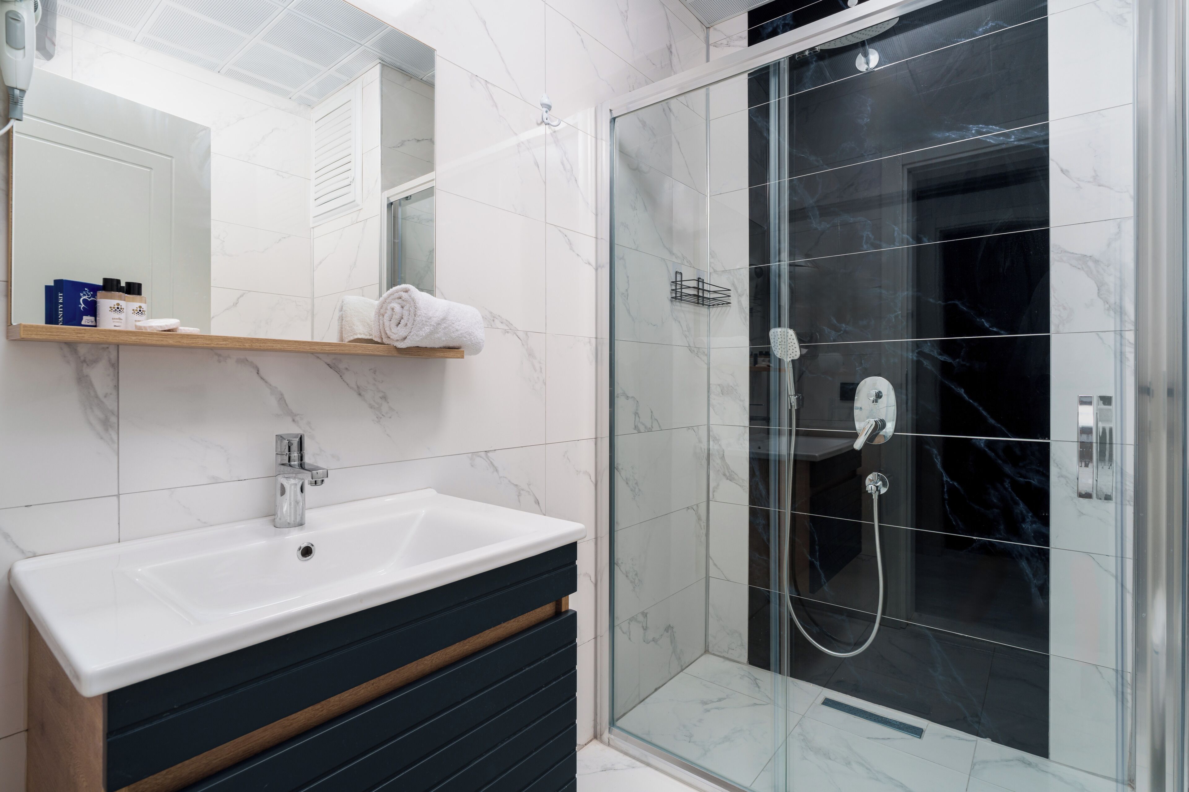 Shower, pengering rambut, handuk, dan sabun
