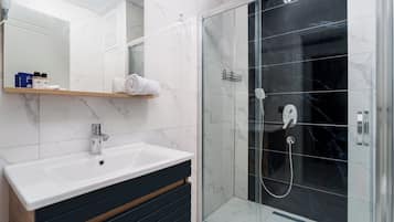 Shower, pengering rambut, handuk, dan sabun