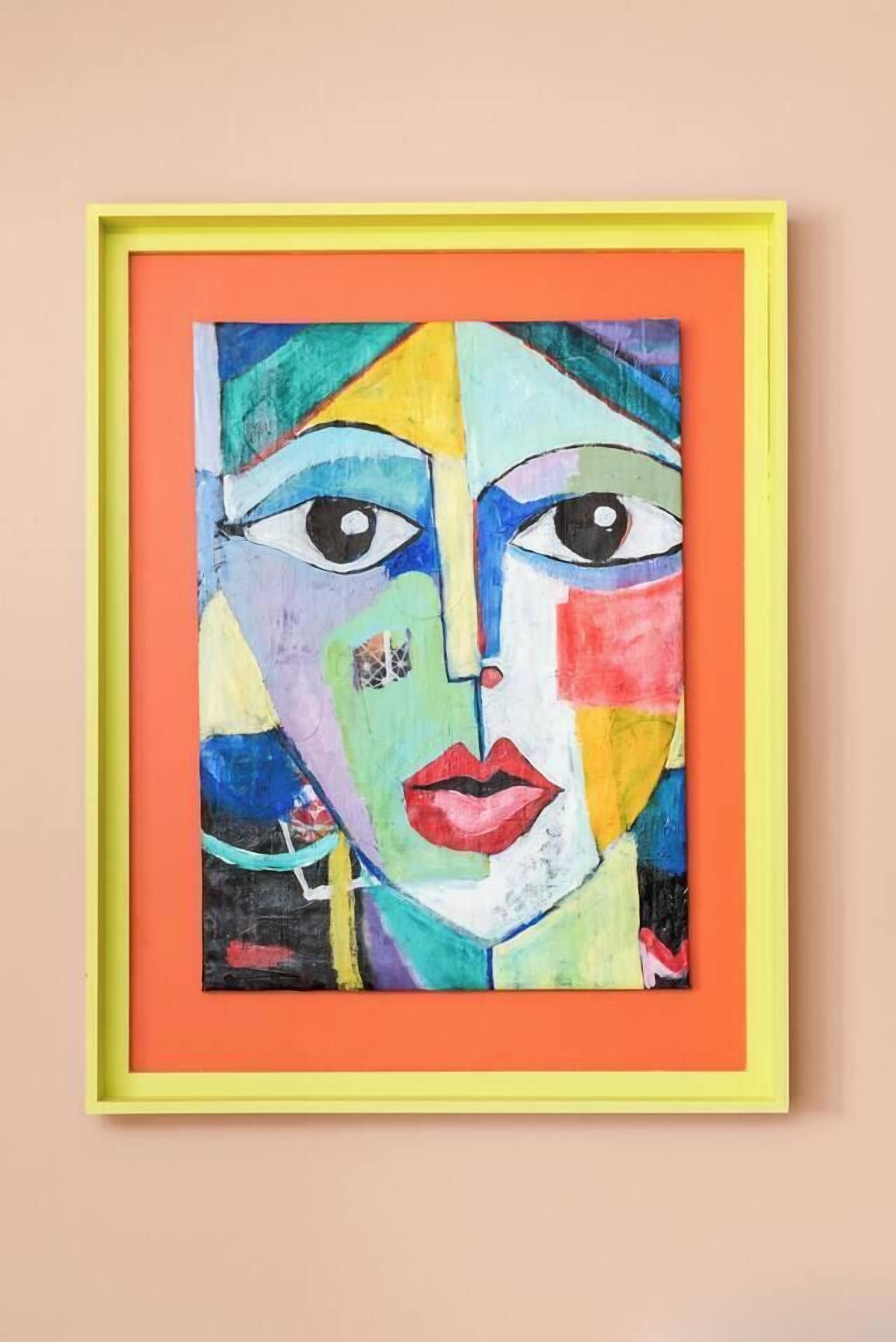 Obra de arte enmarcada con un borde amarillo, que presenta rasgos faciales humanos abstractos.