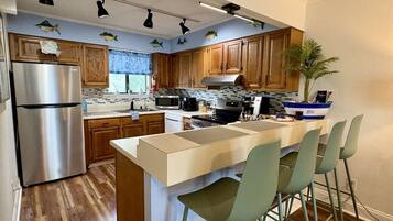 Coffee/tea maker, fridge, oven, stovetop
