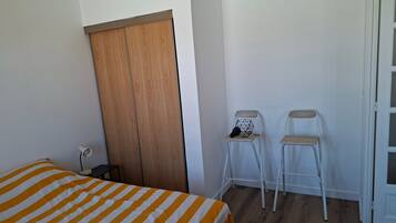 1 slaapkamer, een strijkplank/strijkijzer, wifi, beddengoed