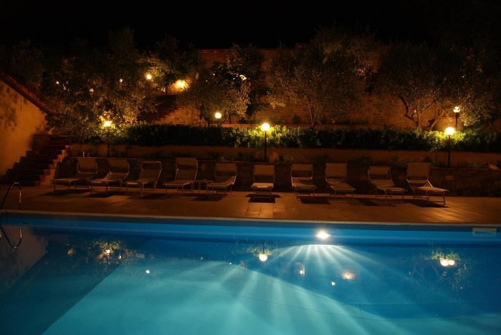 Una piscina al aire libre de temporada