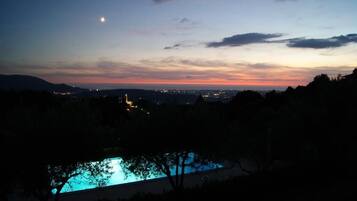Una piscina al aire libre de temporada