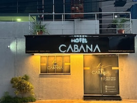 Un hotel llamado 'HOTEL CABANA' con información de contacto y una dirección web.