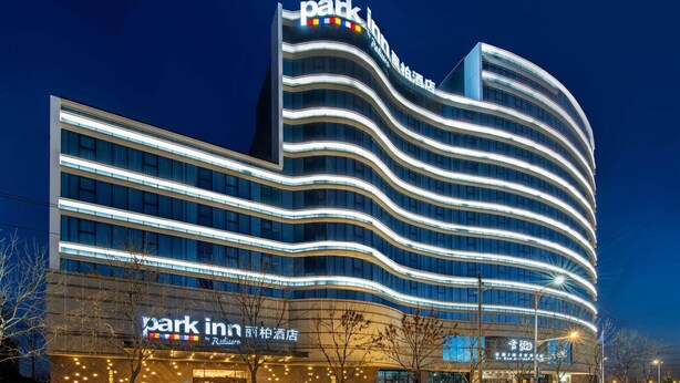 Monikerroksinen hotelli, jonka katolla on suuri, näkyvästi sijoitettu «Park Inn» -kyltti.