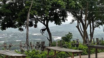 Habitación cuádruple familiar, balcón, vista a la montaña | Restaurante al aire libre
