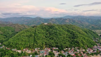 Un paysage montagneux avec un petit village à ses pieds.