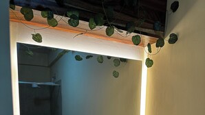 Ein Badezimmer mit Waschbecken, Spiegel und Handtuchhalter.