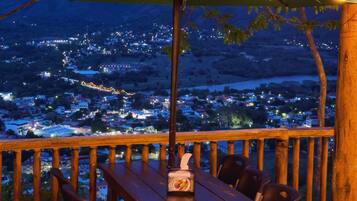 Habitación estándar, balcón, vista a la montaña | Restaurante al aire libre