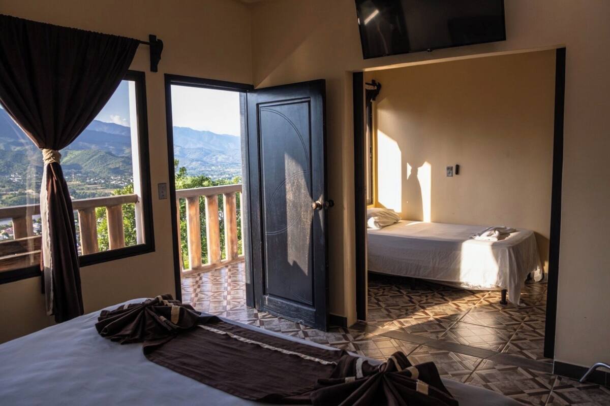Habitación cuádruple familiar, balcón, vista a la montaña | Tabla de planchar con plancha y wifi gratis