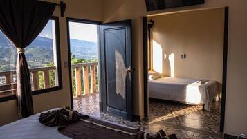 Habitación cuádruple familiar, balcón, vista a la montaña | Tabla de planchar con plancha y wifi gratis