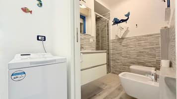 Douche, bidet, serviettes fournies