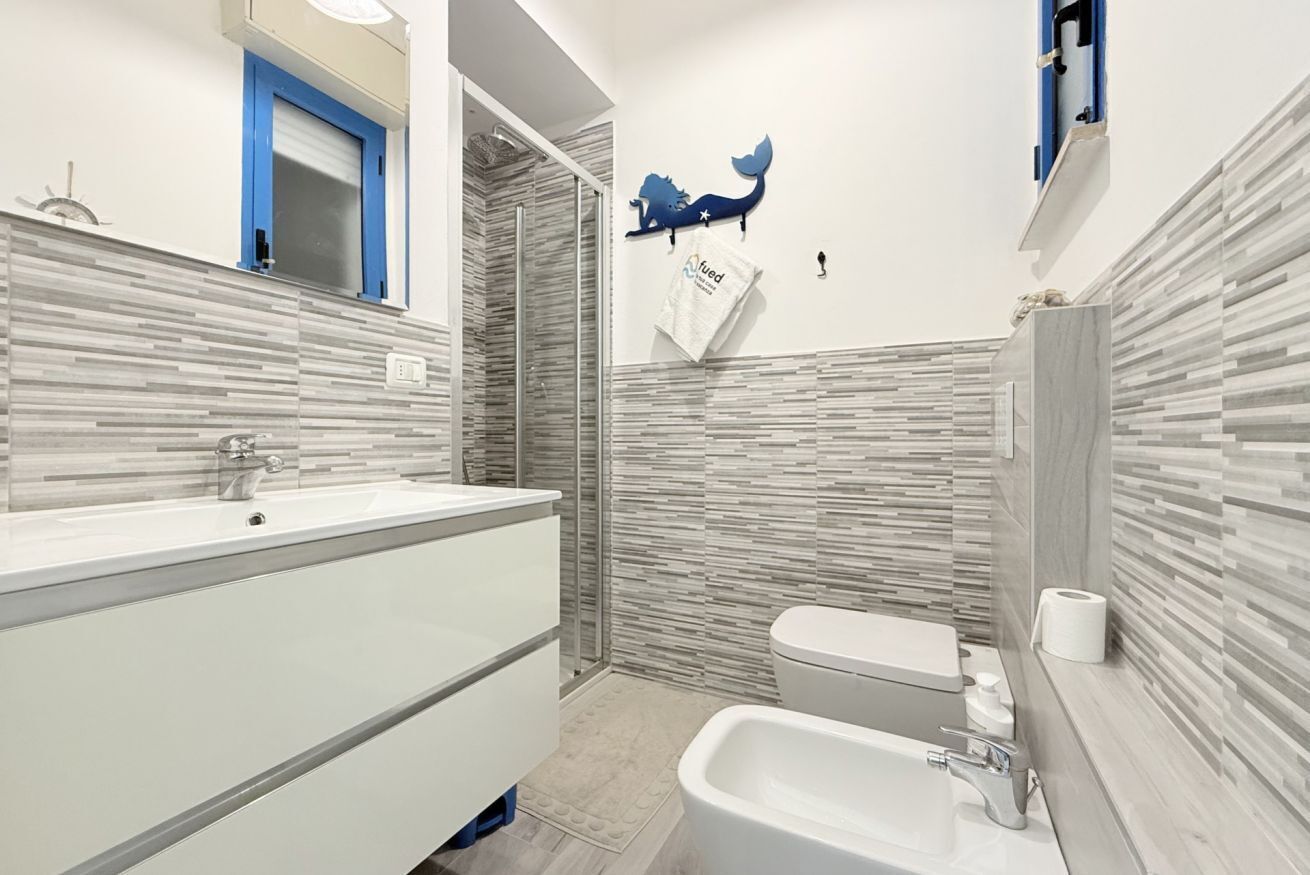 Shower, bidet, towels