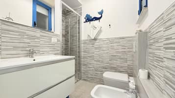 Shower, bidet, towels