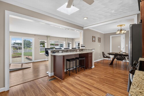 Best of Grandview! 7 Beds, waterfront & dock!