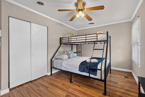 Best of Grandview! 7 Beds, waterfront & dock!