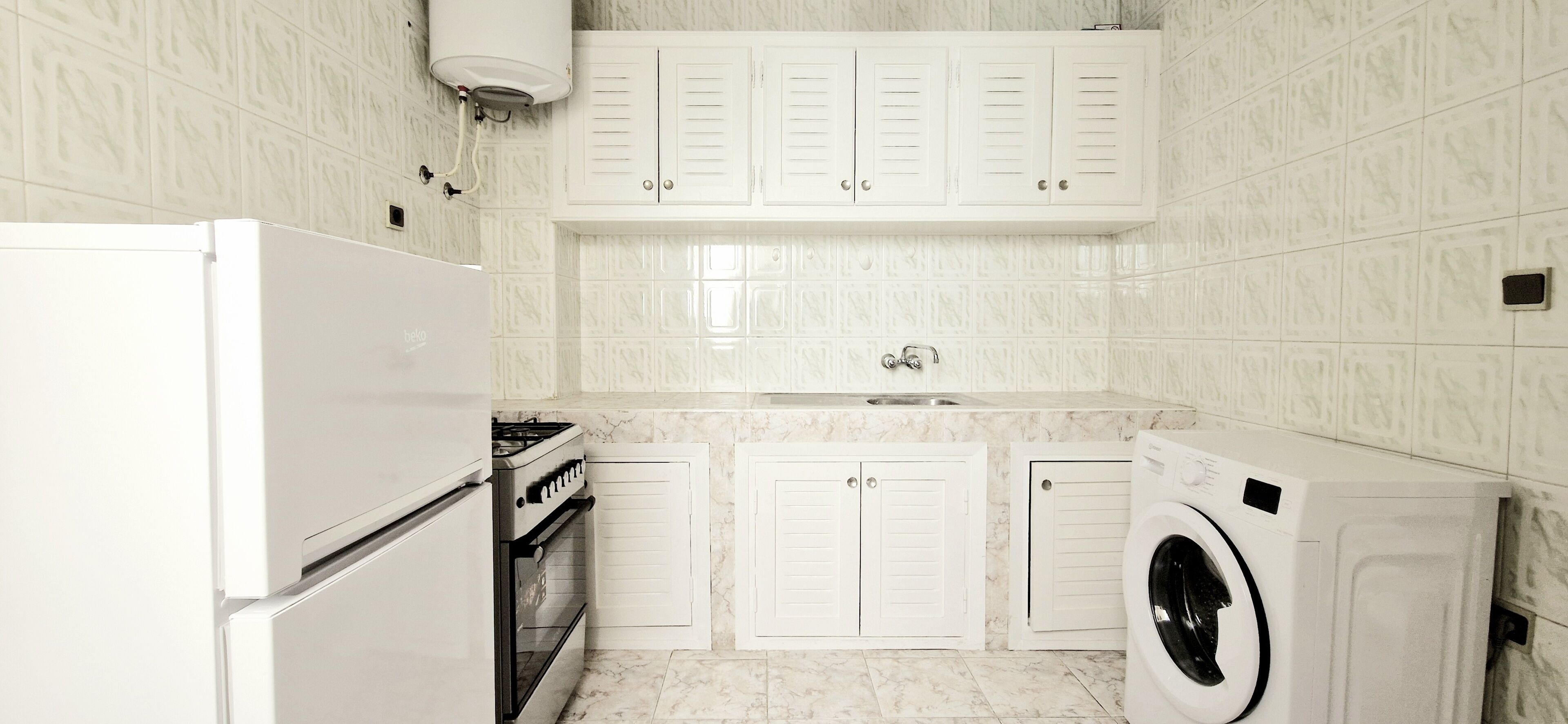 Coffee/tea maker, fridge, oven, stovetop