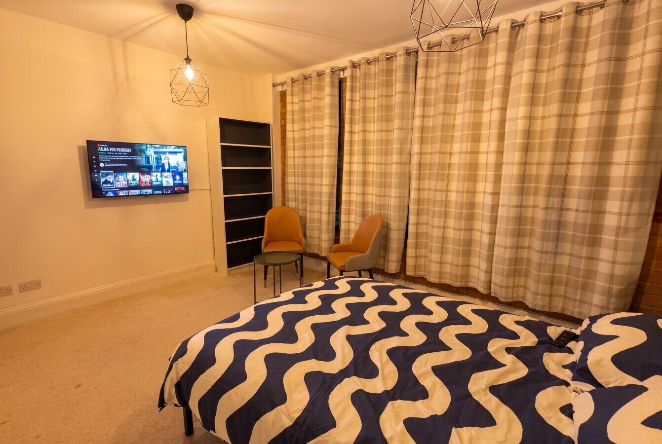 3 bedrooms, desk, WiFi, bed sheets