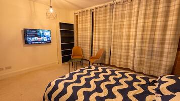 3 bedrooms, desk, WiFi, bed sheets