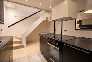 Fridge, microwave, oven, stovetop - 3-Bed Flat Sleeps 6 · Walk to Queen`s Park · Central Loughborough (Leicestershire)