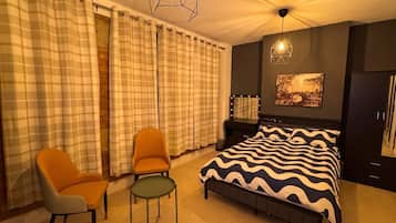 3 bedrooms, desk, WiFi, bed sheets