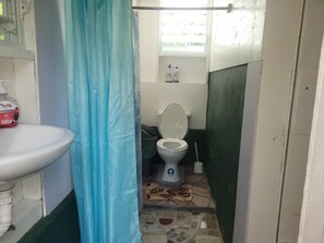 舒適雙人房 | 浴室 | 淋浴設備、免費盥洗用品、毛巾、肥皂