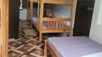 Zweibettzimmer, Terrasse, Gartenblick | Kostenloses WLAN, Bettwäsche