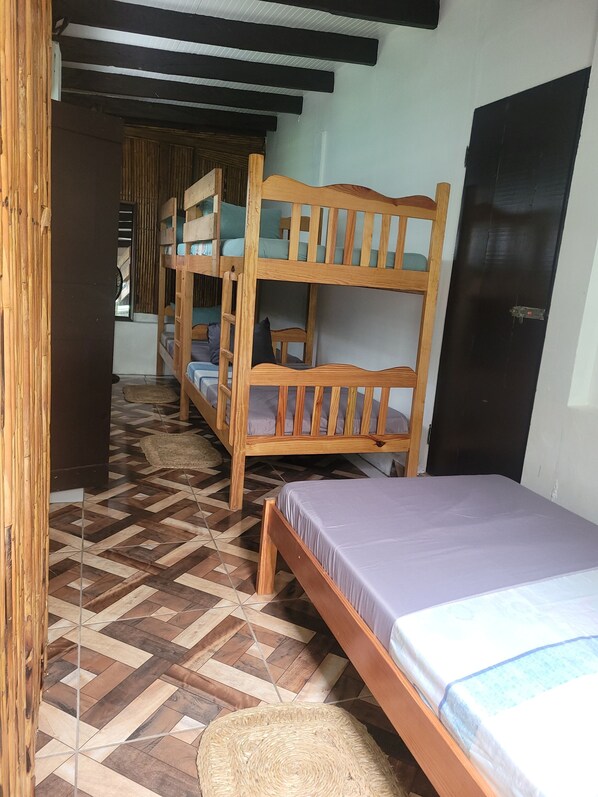 Habitación con 2 camas individuales, patio, vista al jardín | Wifi gratis y ropa de cama 