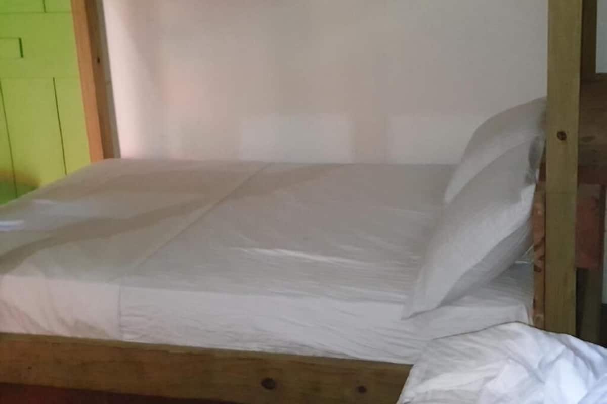 WiFi (free), bed sheets