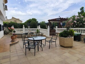 Outdoor dining - Beautiful 4-bedroom apartment with AC in charming El Ventorrillo (El Ventorrillo)