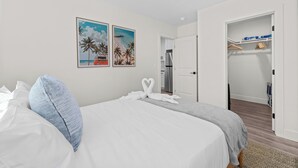 Ein Hotelzimmer mit einem Bett, einem Kleiderschrank und einer Tür zu einem Badezimmer.