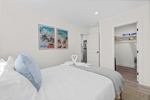 Ein Hotelzimmer mit einem Bett, einem Kleiderschrank und einer Tür zu einem Badezimmer.