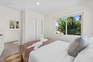 Room - Charming Ocean Beach Cottage: A/C + Yard + Free Parking (San Diego)