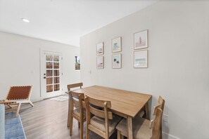Dining - Charming Ocean Beach Cottage: A/C + Yard + Free Parking (San Diego)