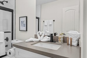 Bathroom - Charming Ocean Beach Cottage: A/C + Yard + Free Parking (San Diego)