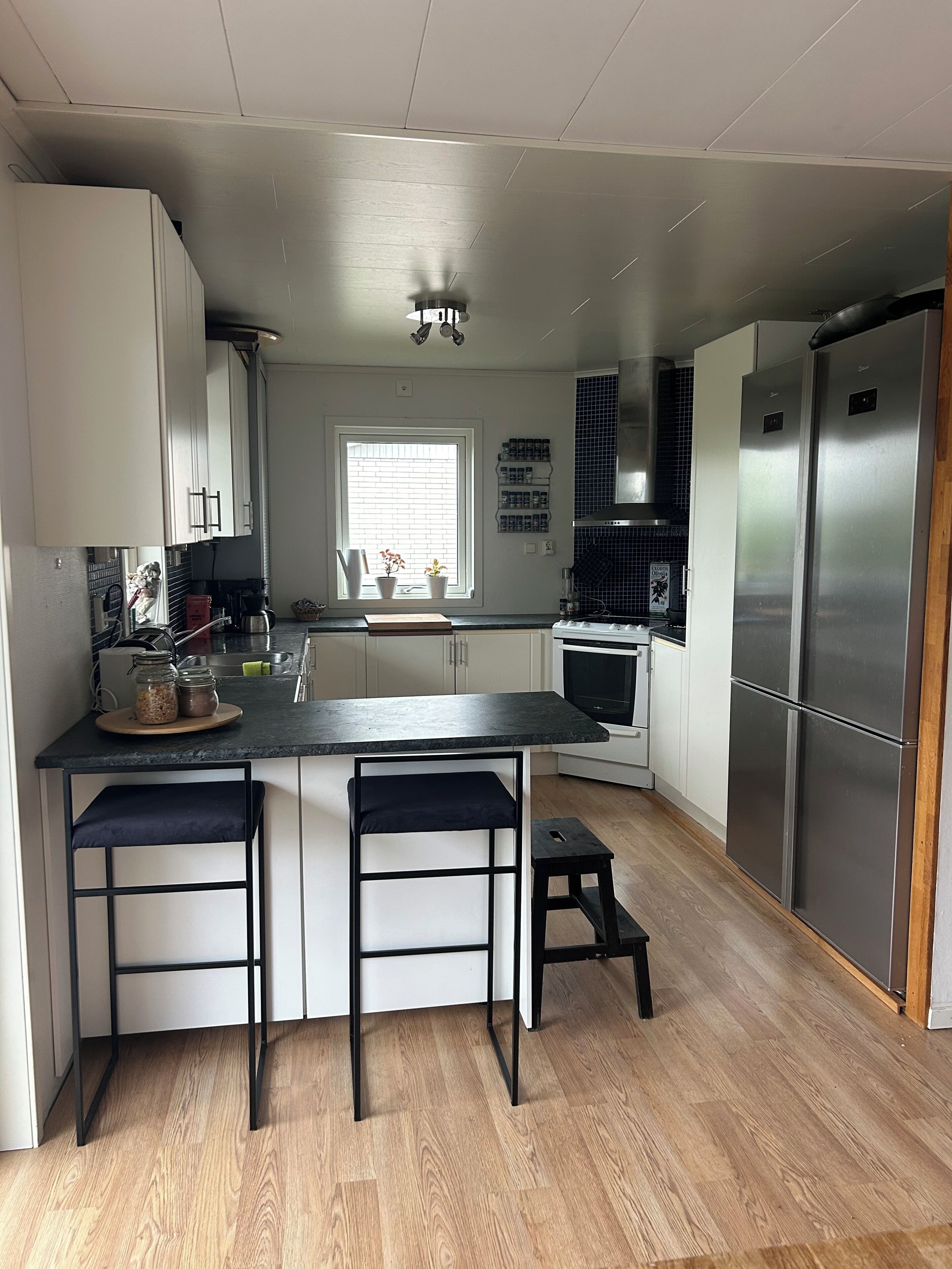 Coffee/tea maker, fridge, microwave, oven