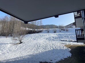 A snow-covered landscape with a building in the background. - Ski-in/ski-out flat with terrace and pool (Flumet)